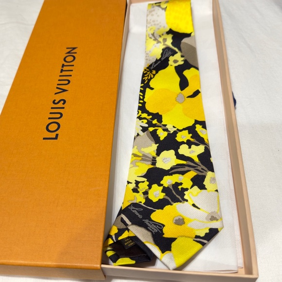 🌴VIBRANT🌴🆕🌼💯🔥LOUIS VUITTON LIMITED BLK YELLOW FLORAL VIBES MOTIF TIE🔥 - Picture 5 of 17